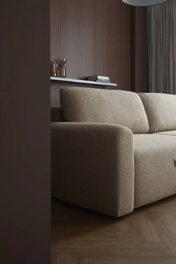 jasna sofa na tle ciemnej ściany